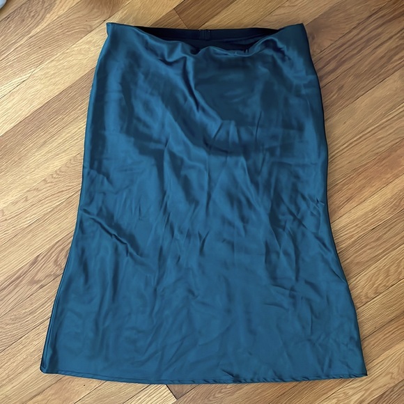 Green satin midi skirt - Picture 2 of 3